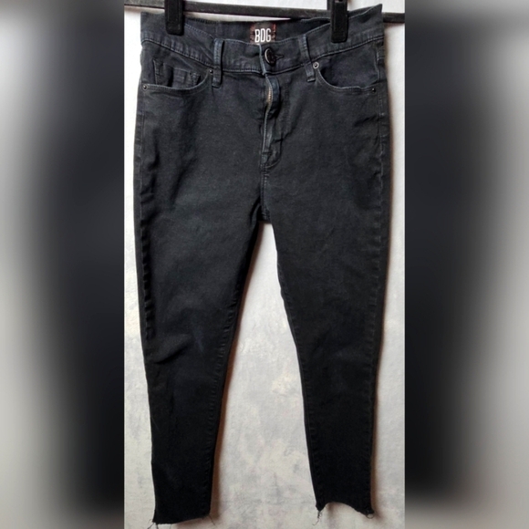 BDG Urban Outfitters Women’s Size 26 Twig High-Rise Black Dark Wash Raw Hem Jean - Picture 1 of 10